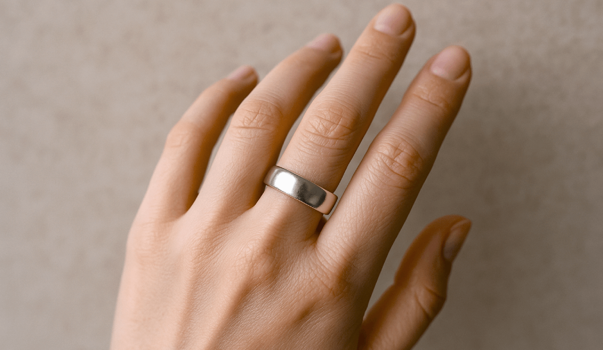 hand med smart ring på mellanfingret